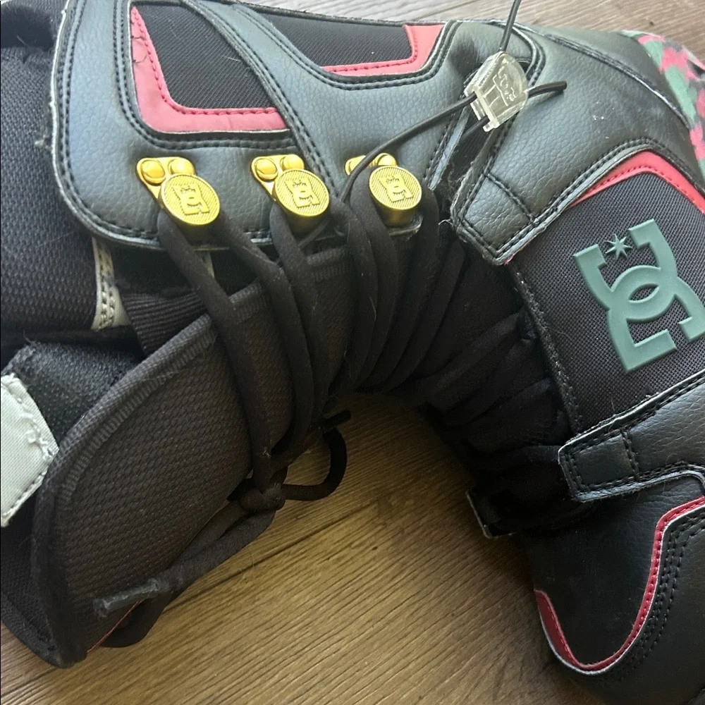 DC Black Snowboard Boots with red Accents and gold Hardware ! Size 7